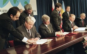 Yeltsin, Clinton, and Kuchma signing the Budapest Memorandum, assuring Ukrainian independence in 1994